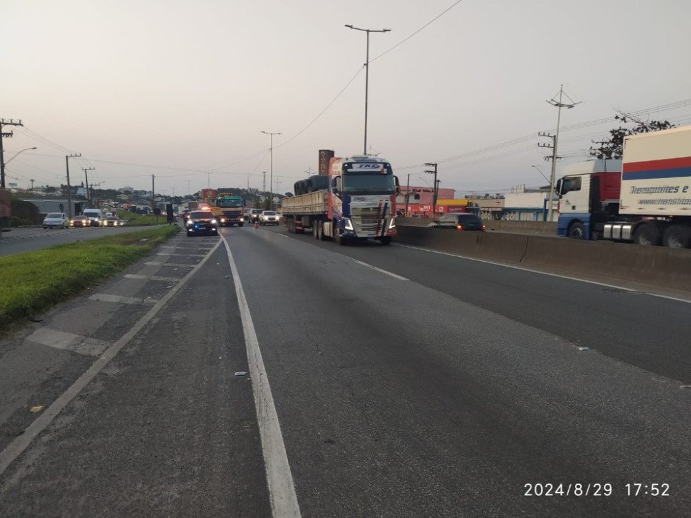 Caminhão atropela e mata homem na BR-101 em Barra Velha