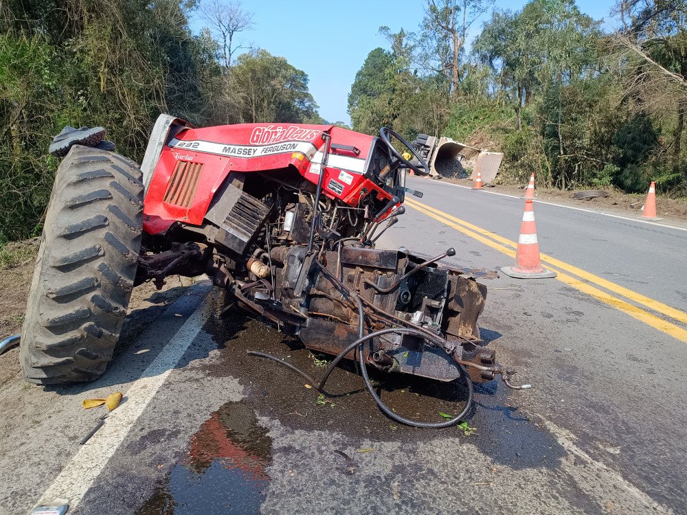 Motorista de caminhão fica ferido em acidente envolvendo trator na BR-470, no Alto Vale
