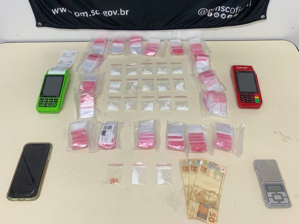 Polícia Militar prende dois homens por tráfico de drogas no bairro do Salto