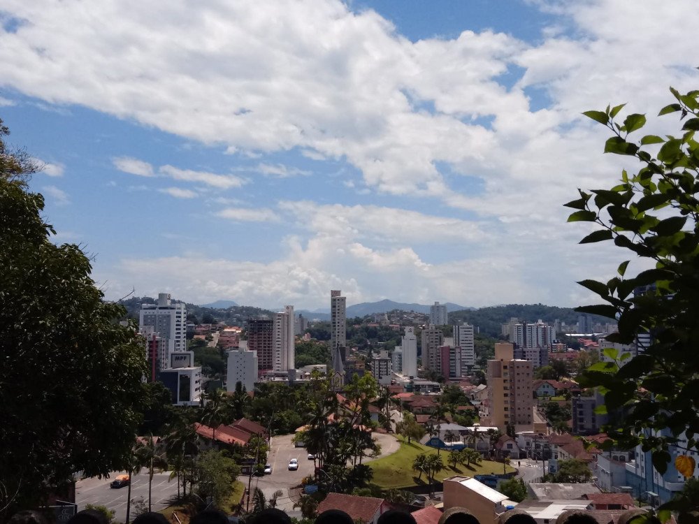 Domingo será de sol com variação de nuvens em Blumenau