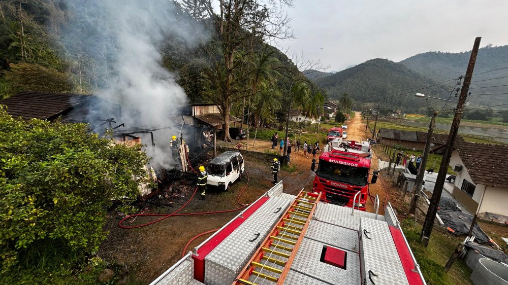 Incêndio destrói casa e vítima é encontrada carbonizada em Rio dos Cedros