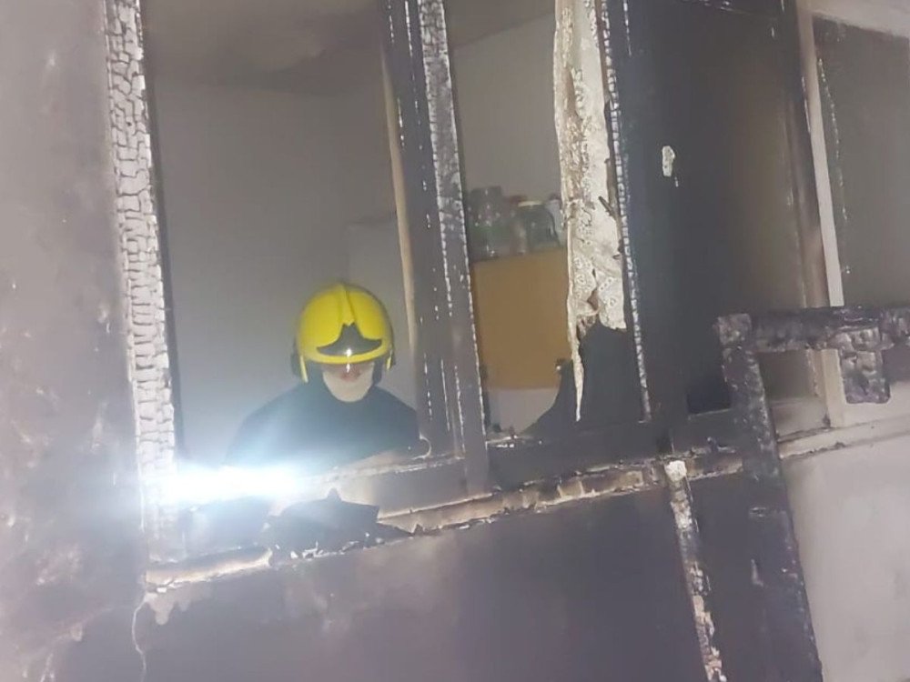 Incêndio em casa no bairro Garcia é controlado por moradores antes da chegada dos bombeiros