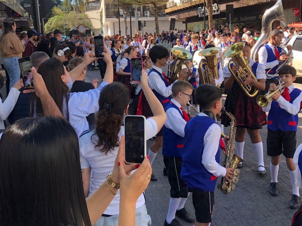 Vídeo: Blumenau celebra 174 anos com tradicional desfile na rua XV de Novembro