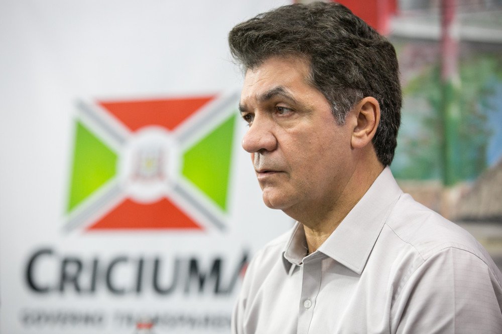Prefeito de Criciúma é preso em operação que investiga fraudes no serviço funerário da cidade