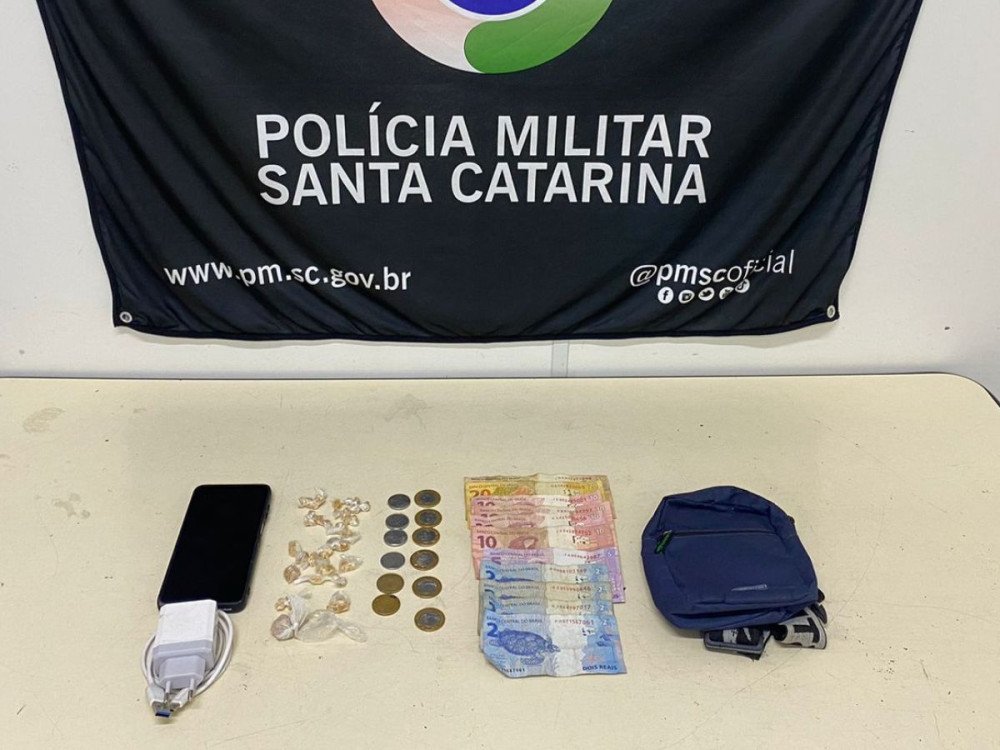 Polícia Militar flagra dois jovens com drogas no bairro Vila Nova