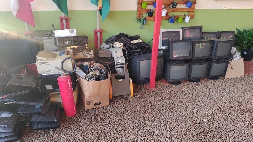 100 caminhões de materiais sem utilidade são recolhidos de escolas da rede estadual