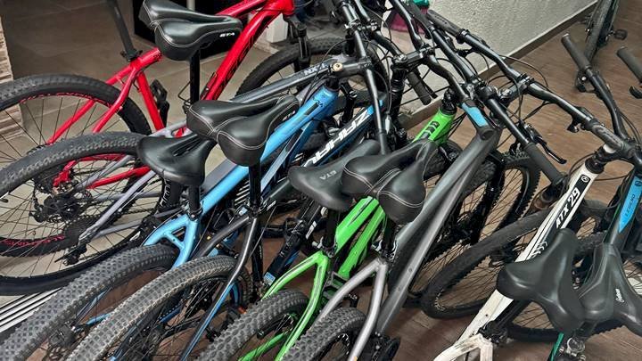 Irmãos são presos em operação da PM que recuperou 27 bicicletas em Itajaí