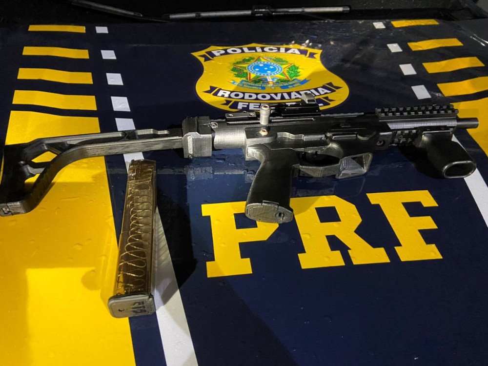 Submetralhadora artesanal é apreendida com adolescente em Tubarão