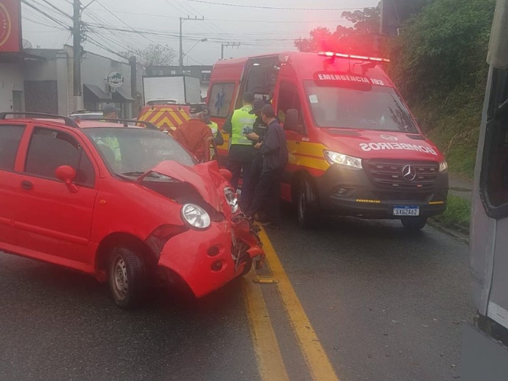 Carro e ônibus se envolvem em acidente na rua 2 de Setembro