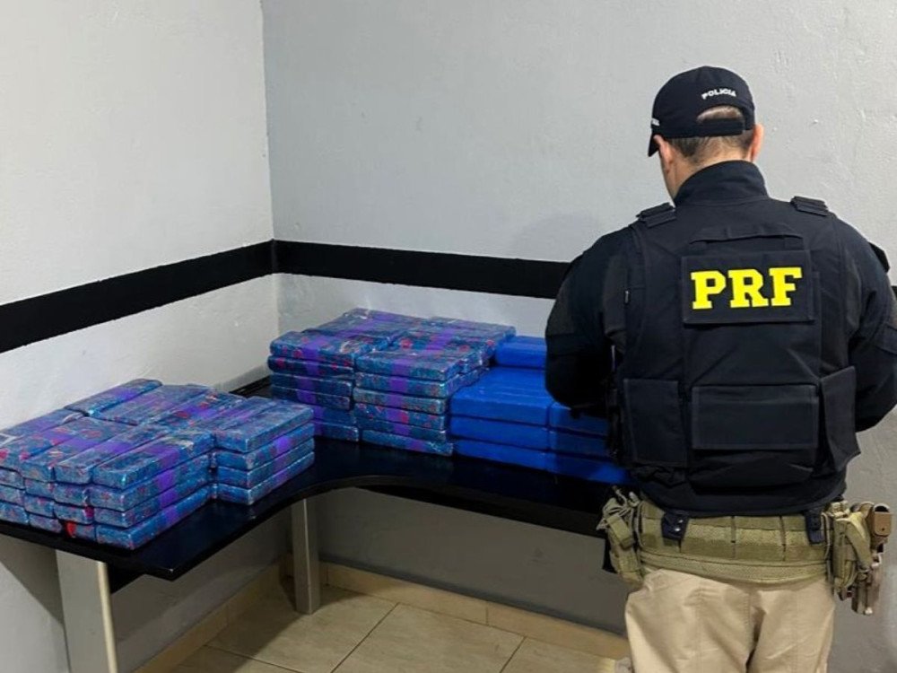 PRF apreende mais de 100 kg de maconha em carro que fugiu de abordagem em Balneário Camboriú