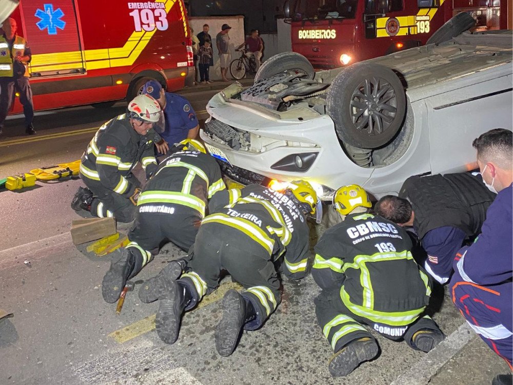 Quatro pessoas ficam feridas após carro sair da pista no bairro Velha