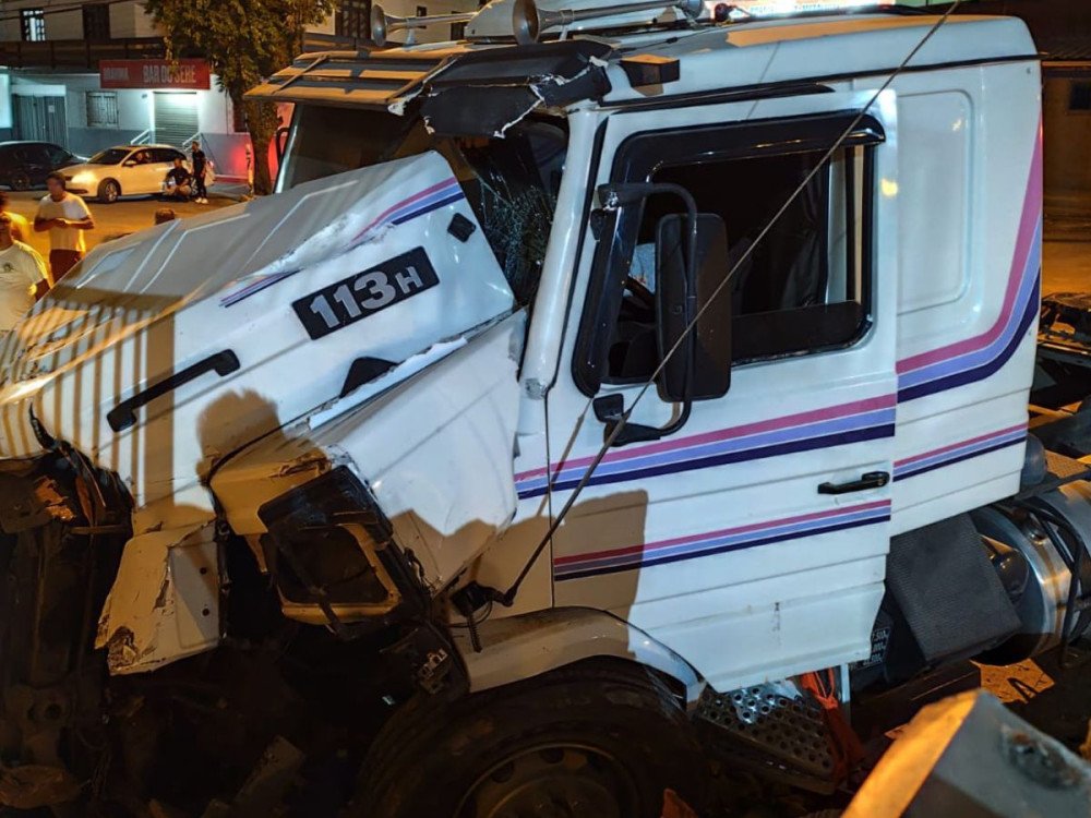 Caminhão perde controle e atinge casa em Blumenau; motorista é preso por embriaguez ao volante