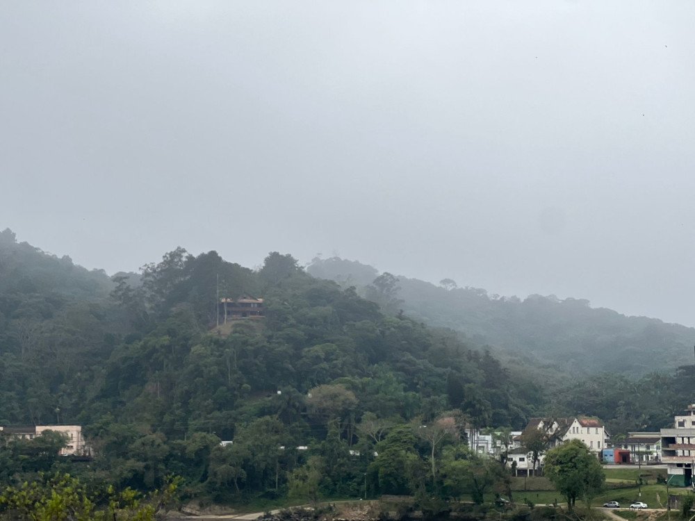 Nevoeiro marítimo e fumaça deixam o céu de Blumenau diferente nesta segunda-feira