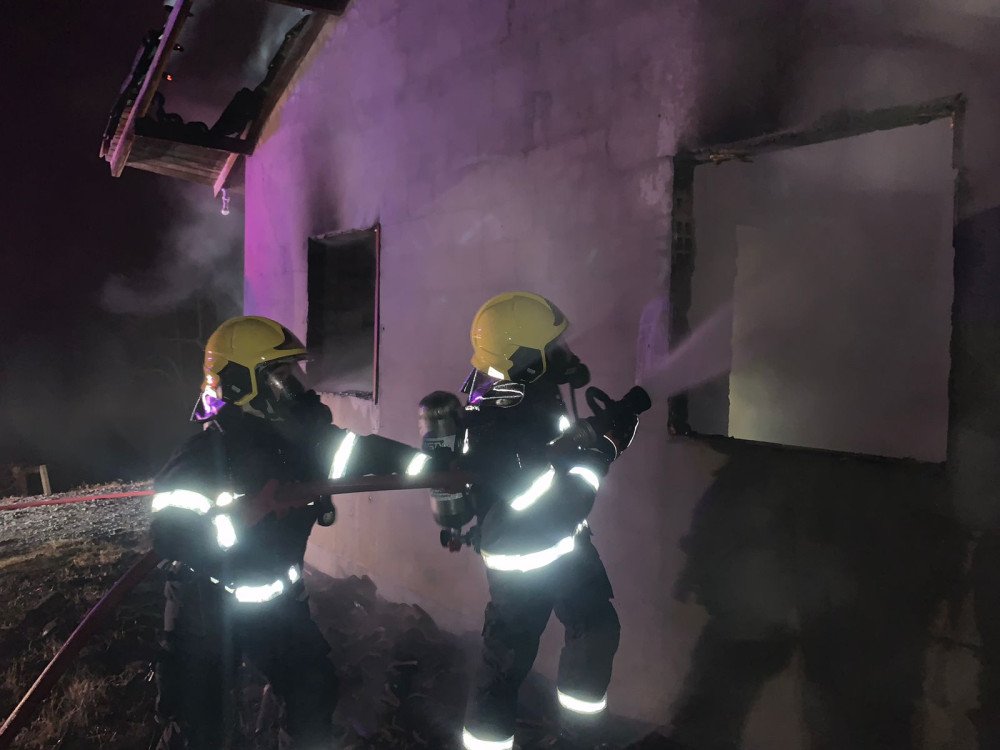 Casa é totalmente destruída por incêndio em Aurora