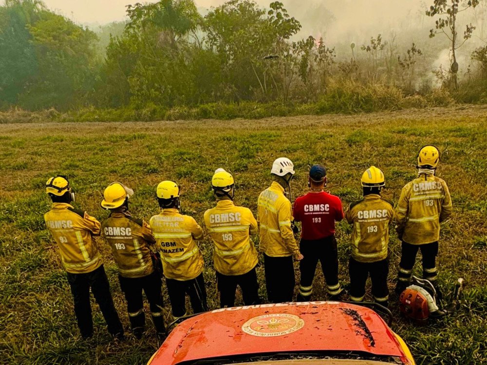 Bombeiros de SC intensificam combate às chamas no MS