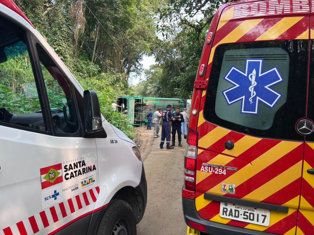 Trabalhador da coleta de lixo morre esmagado por caminhão em Blumenau