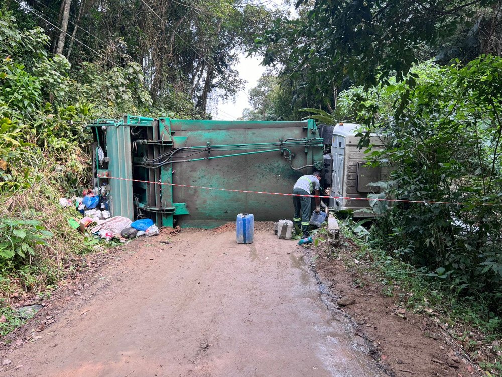 Vídeo: GMT explica como foi o acidente que matou trabalhador da coleta de lixo em Blumenau