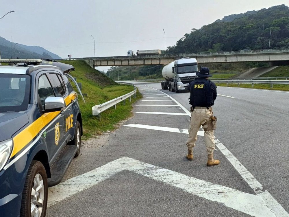 PRF flagra mais de 60 veículos acima do limite de velocidade na Grande Florianópolis