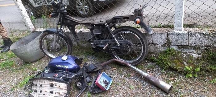 Dois homens são presos após serem flagrados desmontando moto furtada em Blumenau