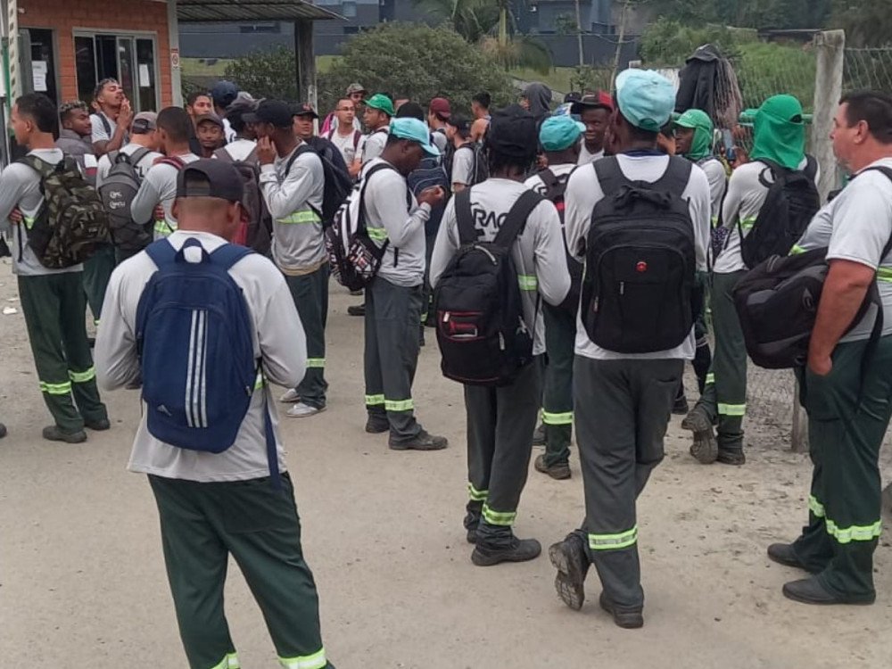 Vídeo: Trabalhadores da coleta de lixo em Blumenau protestam após morte de colega em acidente