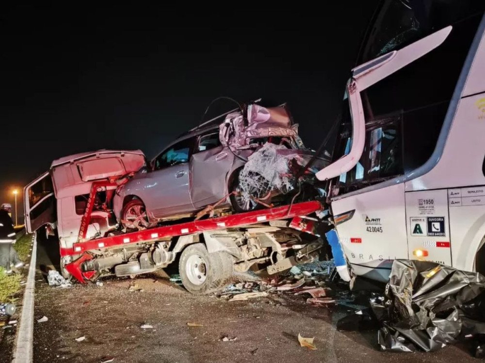 Ônibus que saiu de Blumenau se envolve em engavetamento na BR-277 e deixa uma pessoa morta