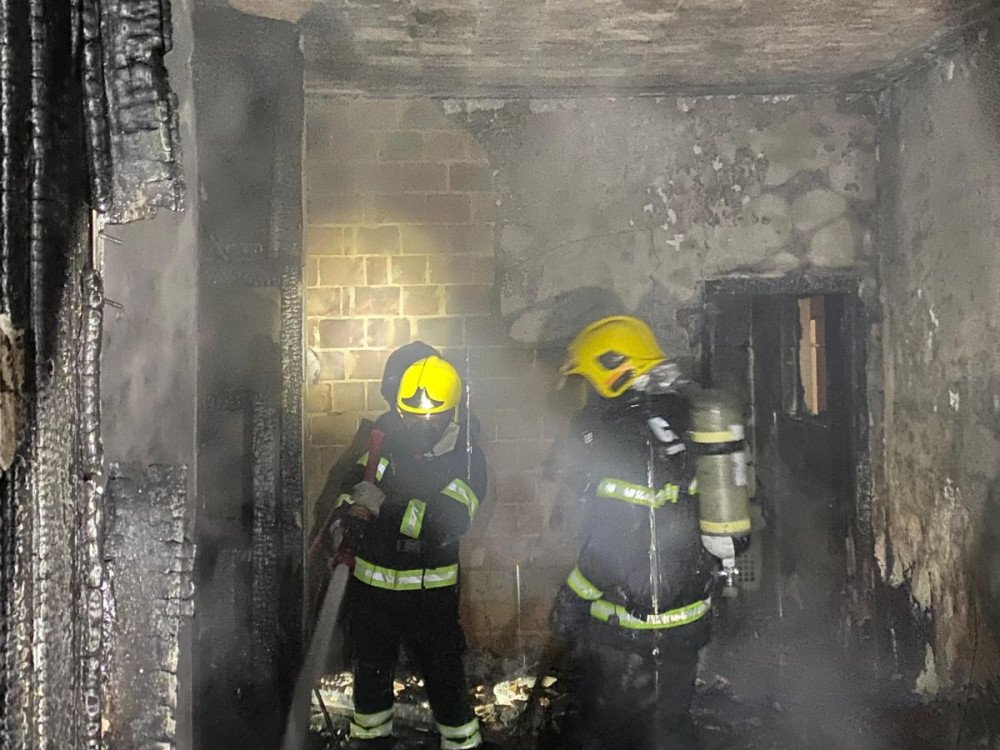 Bombeiros combatem incêndio em residência na Vila Militar, em Blumenau
