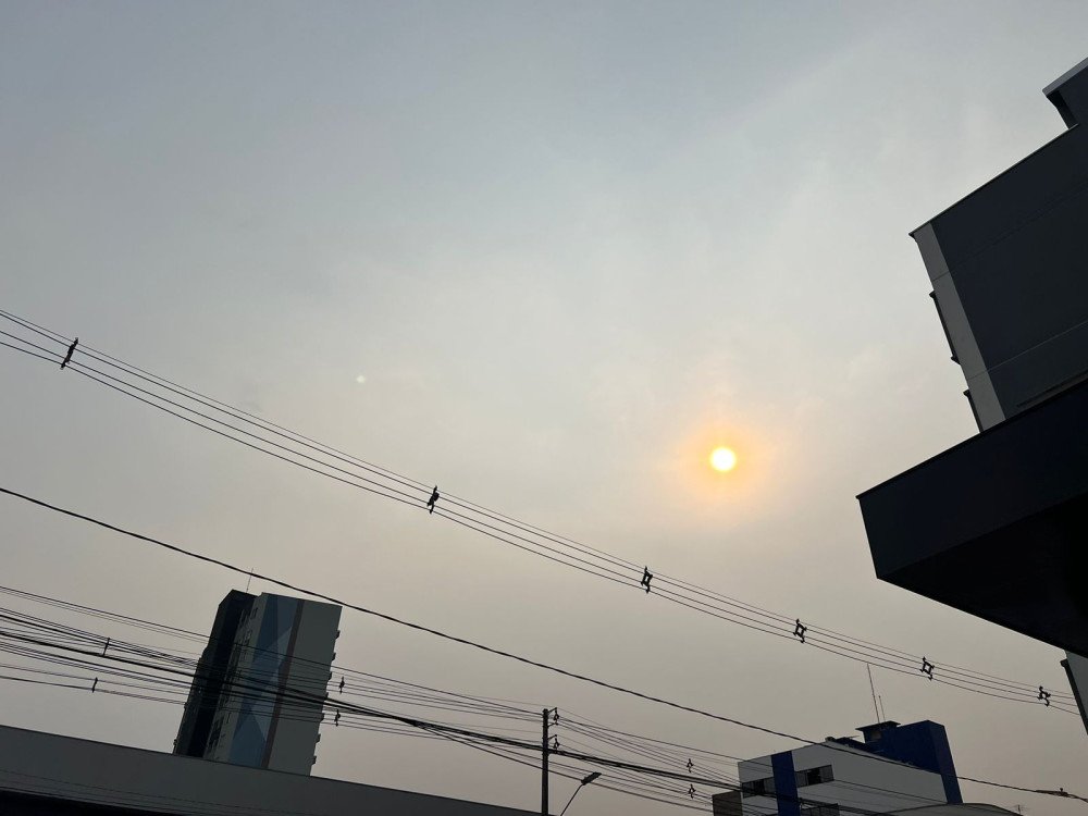 “Chuva preta” pode ocorrer em SC devido a partículas de fuligem; estado mantém alerta sobre baixa qualidade do ar
