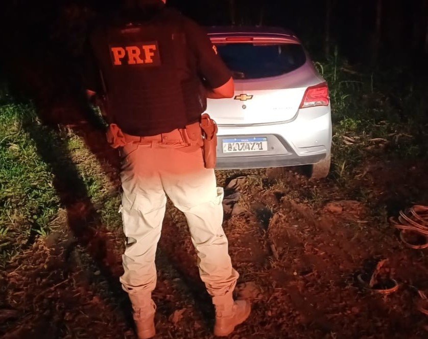 PRF recupera carro roubado na BR-101 em Joinville