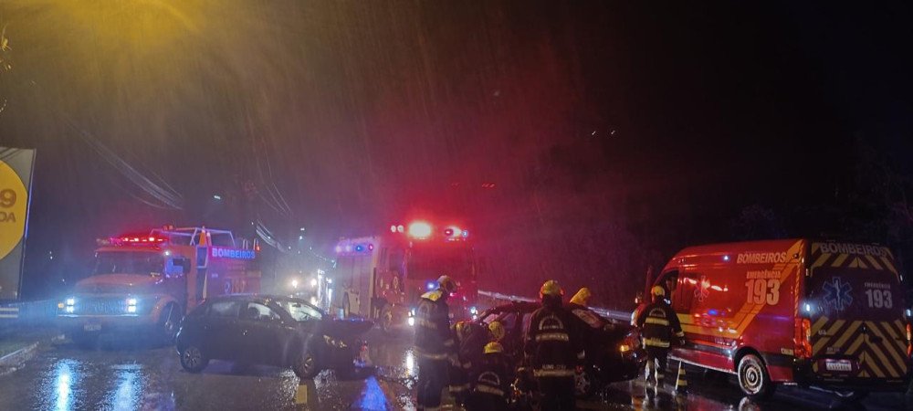 Três pessoas ficam feridas em acidente de trânsito na Rodovia Jorge Lacerda, em Ilhota