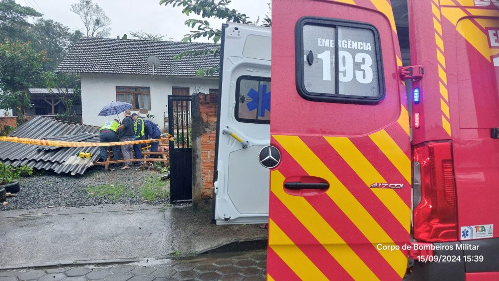 Idosa é resgatada após desabamento de garagem em Blumenau