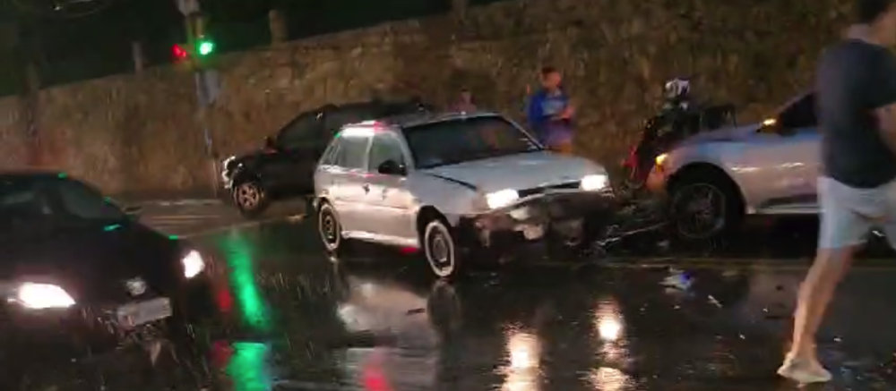 Vídeo: Motorista flagrado dirigindo bêbado provoca acidente em Blumenau