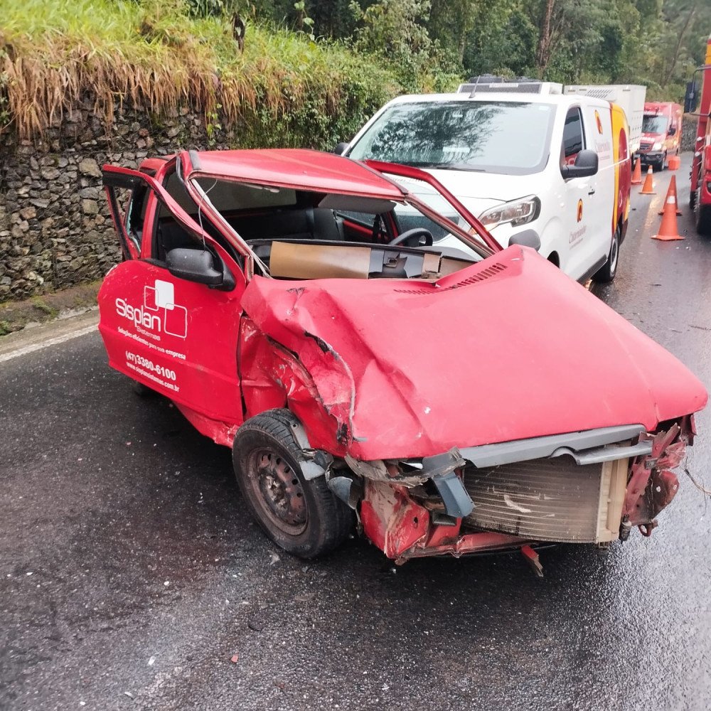 Acidente na SC-110 entre Pomerode e Rio dos Cedros deixa três pessoas feridas