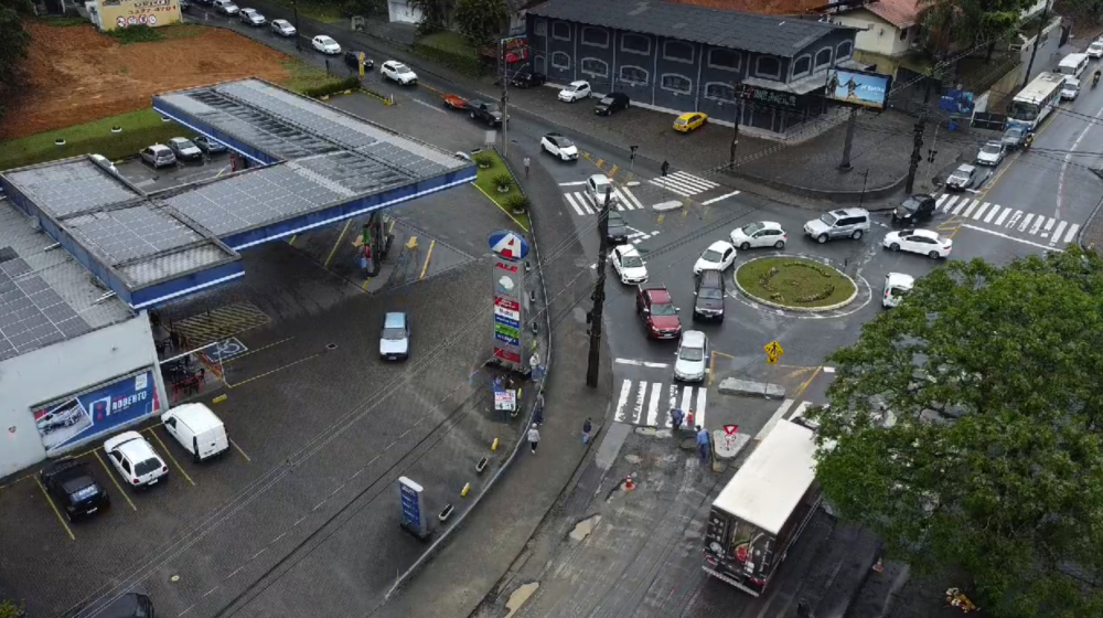 Vídeo: Motoristas enfrentam longas filas na manhã desta segunda-feira na região do bairro Fortaleza em Blumenau
