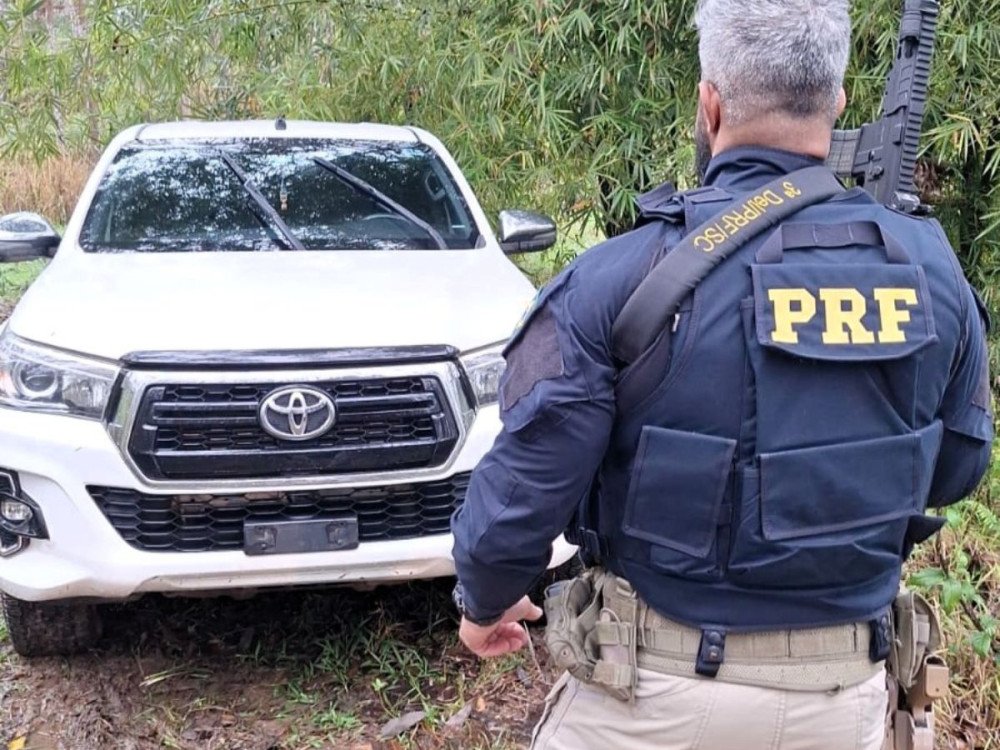 PRF recupera carro que havia sido furtado horas antes na BR-101 em Joinville