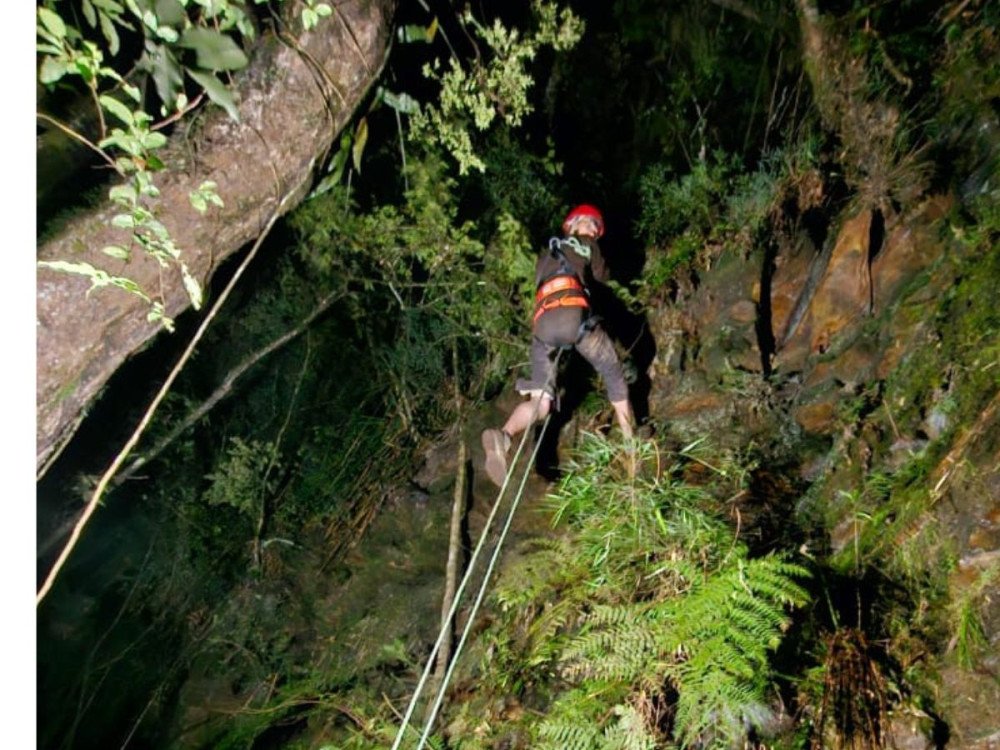 Homem é resgatado após queda de 20 metros em penhasco em Imbuia, no Alto Vale