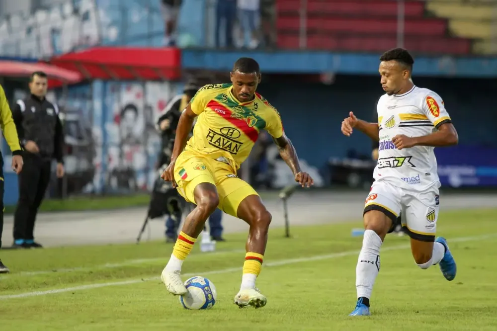 Brusque enfrenta o líder da Série B do Campeonato Brasileiro nesta terça-feira