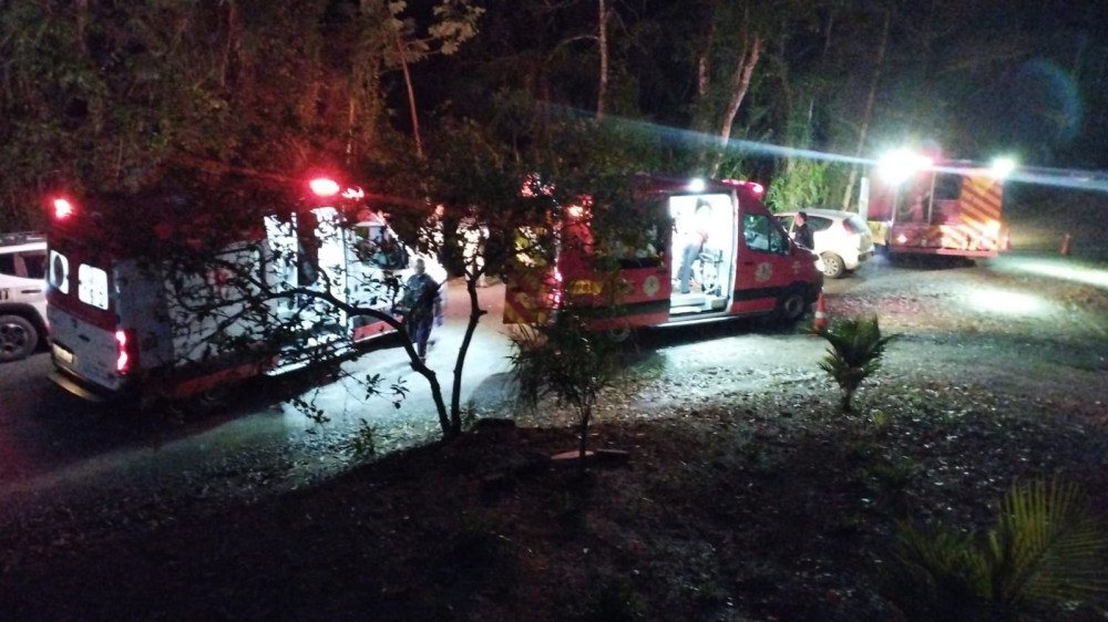 Carro cai em ribeirão após acidente em Lontras; cinco pessoas ficam feridas