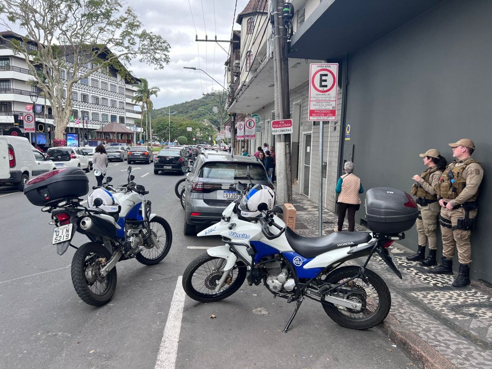 Casal deixa filhos trancados em carro enquanto fazia compras em Blumenau