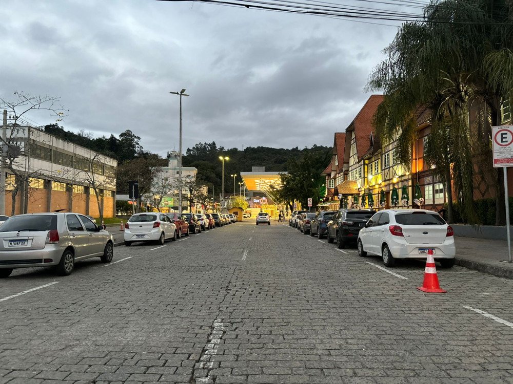 Rua Alberto Stein terá trechos interditados para montagem da Oktoberfest Blumenau