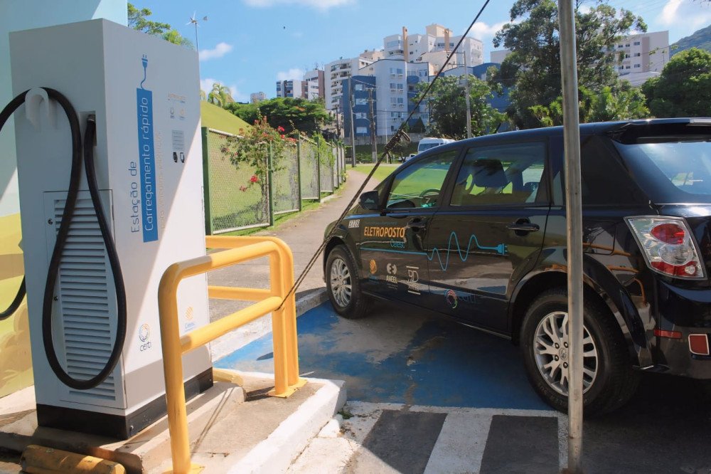 Celesc vai cobrar pelo uso das estações de recarga de veículos elétricos a partir de segunda; veja os valores