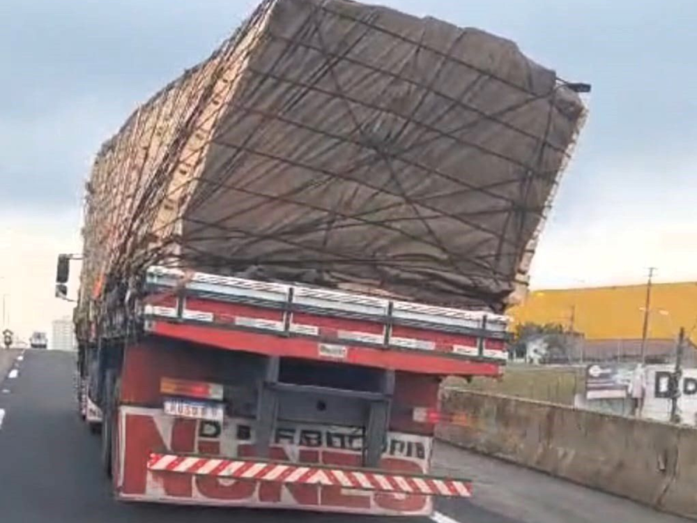 Caminhão com carga inclinada é flagrado pela PRF na BR-101 em Barra Velha