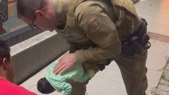 Policial militar salva criança engasgada em Florianópolis