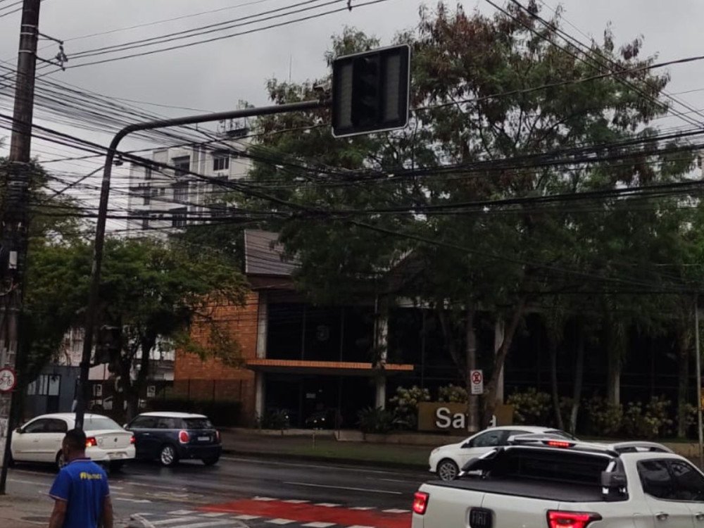 Vídeo: Semáforos desligados causam transtornos no trânsito na região central de Blumenau
