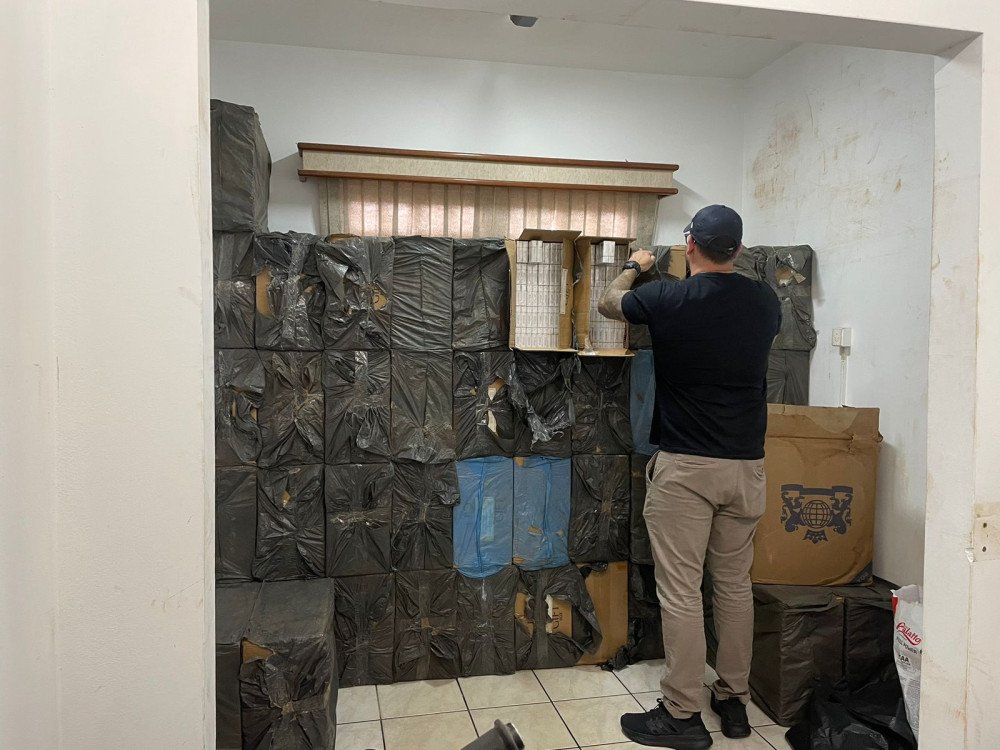 Polícia Civil de Blumenau prende mulher com mais de 22 mil carteiras de cigarros contrabandeados