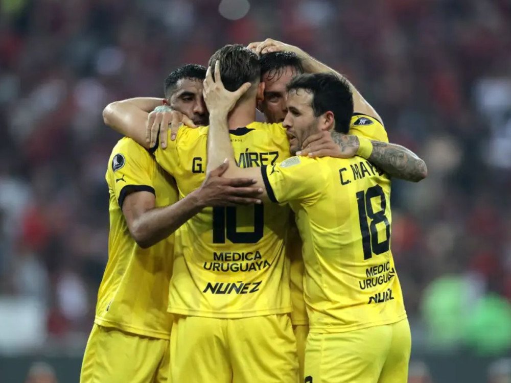 Flamengo joga mal e perde para o Peñarol no Maracanã