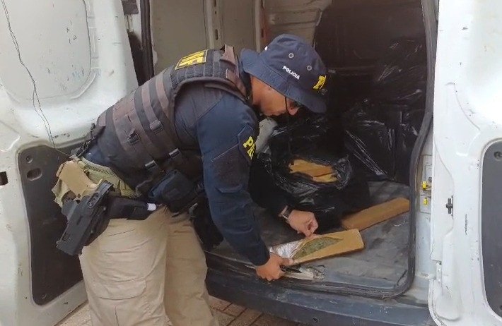 Vídeo: 250 kg de maconha são apreendidos em furgão com placas clonadas na BR-101 em Imbituba