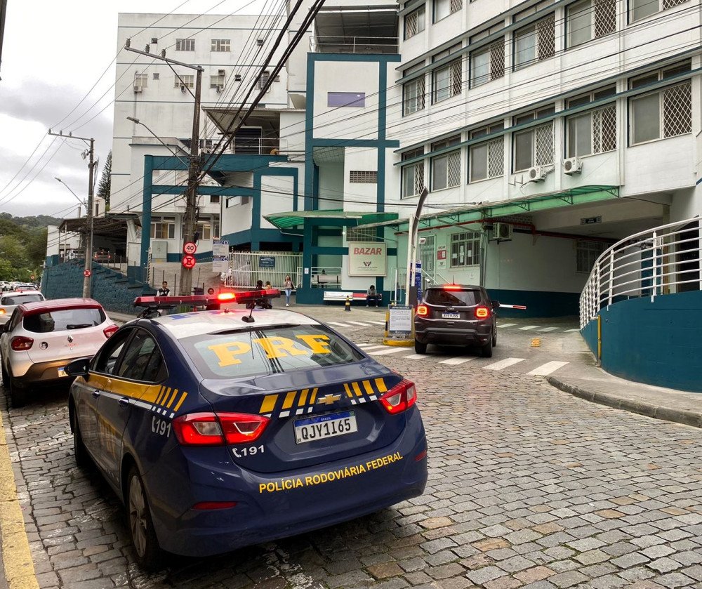 Homem é escoltado pela PRF de Biguaçu até Blumenau para receber transplante de rim