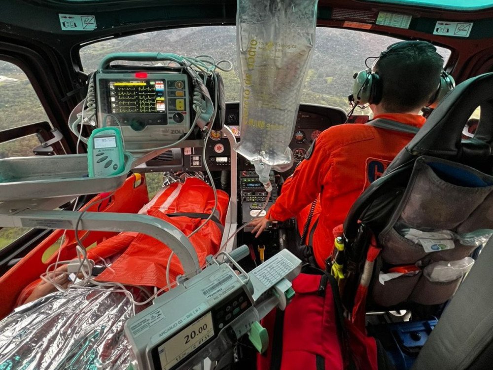 Vídeo: Após carro cair em rio, casal precisa ser resgatado com apoio do Arcanjo-03