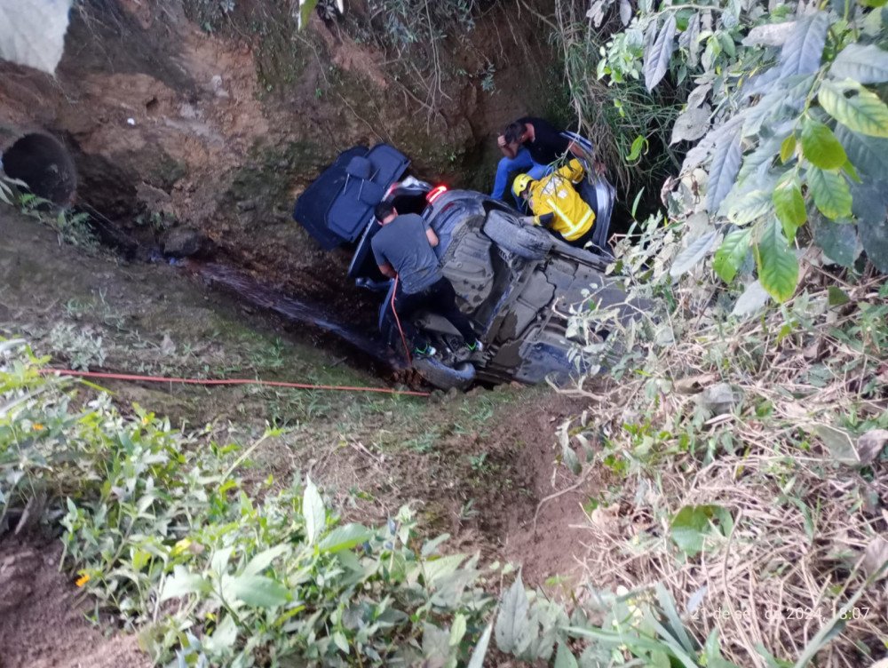Motorista é resgatado após carro cair em ribanceira, no Alto Vale do Itajaí