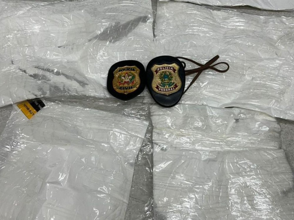 Vídeo: jovem é preso em flagrante por tráfico internacional de drogas no aeroporto de Navegantes